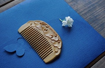 {One comb to tail two comb white hair eyebrows} Classical hand carving double-sided auspicious clouds authentic green sandalwood comb