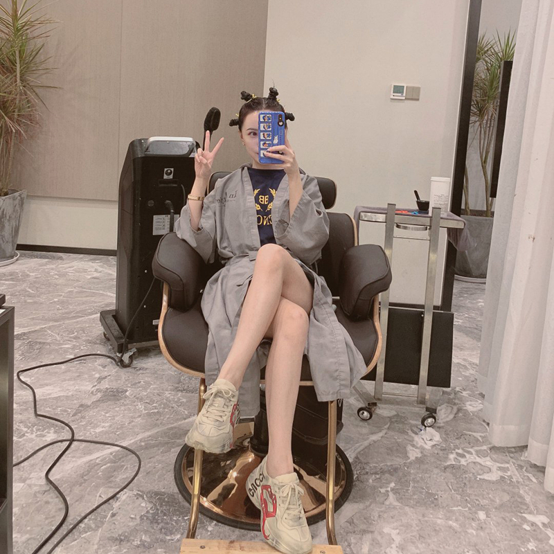 Online Red Hairdressshop Customer Customer Service Beauty Hair Dressing Gown Upscale Haircut And Hot Dye Hair Beauty Salon Customer Clothes Customizable
