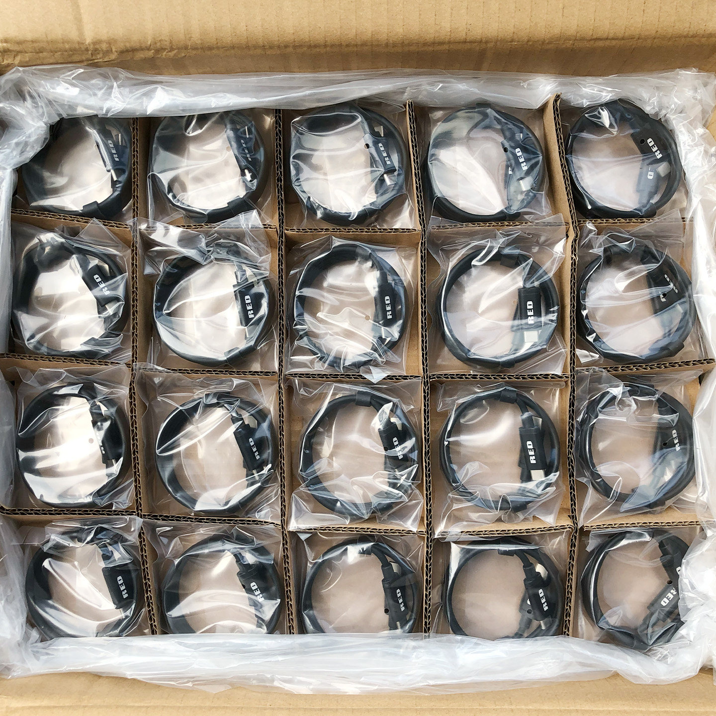 RED原厂双Type-C全功能数据线 PD 100W快充20Gbps高速 USB 3.2 Gen2 支持8K 60Hz/4K 144Hz E-marker 同轴线CC线USB C TO USB C CABLE-3Cgeek,只卖正品 收售工厂呆滞库存尾单 RED原厂双Type-C全功能数据线 PD 100W快充20Gbps高速 USB 3.2 Gen2 支持8K 60Hz/4K 144Hz E-marker 同轴线CC线USB C TO USB C CABLE