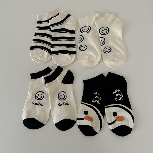 Nut Mommy ກາຕູນເກົາຫຼີຍິ້ມໃບຫນ້າ Socks ເຮືອຂອງແມ່ຍິງ Socks Summer ບາງສີດໍາແລະສີຂາວ Striped Shallow ປາກສັ້ນ socks