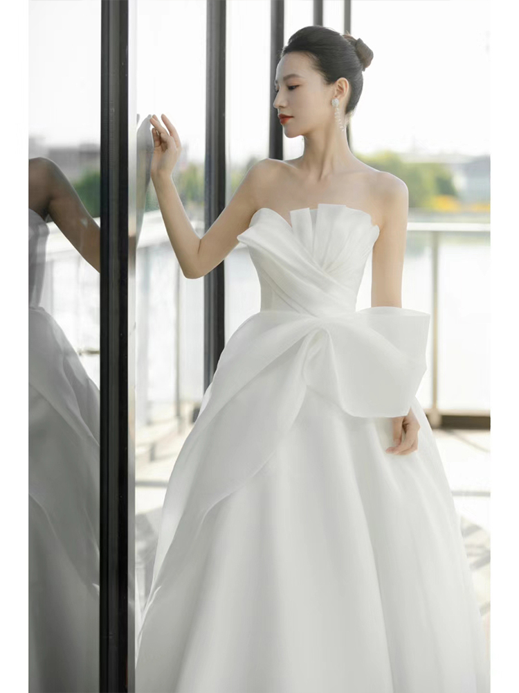Satin tube top light wedding dress 2024 new bride main yarn qi, a small one goes out, goes out, gauze travel, light luxury trailer tail Satin tube top light wedding dress 2024 new bride main yarn qi, a small one goes out, goes out, gauze travel, light luxury trailer tail