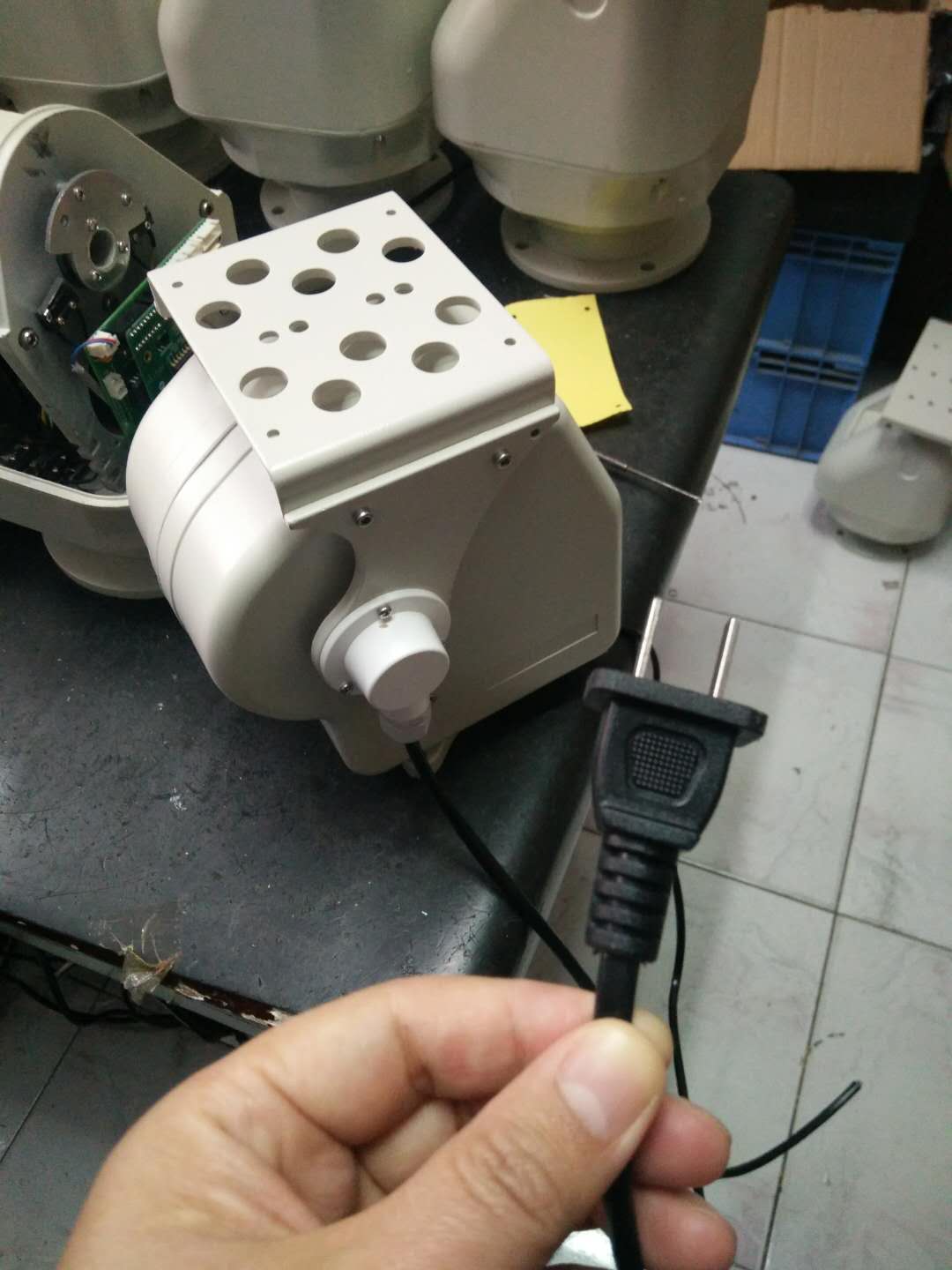 Outdoor surveillance camera head remote control swivel tripod head 100-200 meters can be controlled