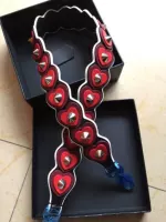 Красное сердце с золотой или серебряной пряжкой.