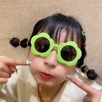 В форме цветка, зеленый