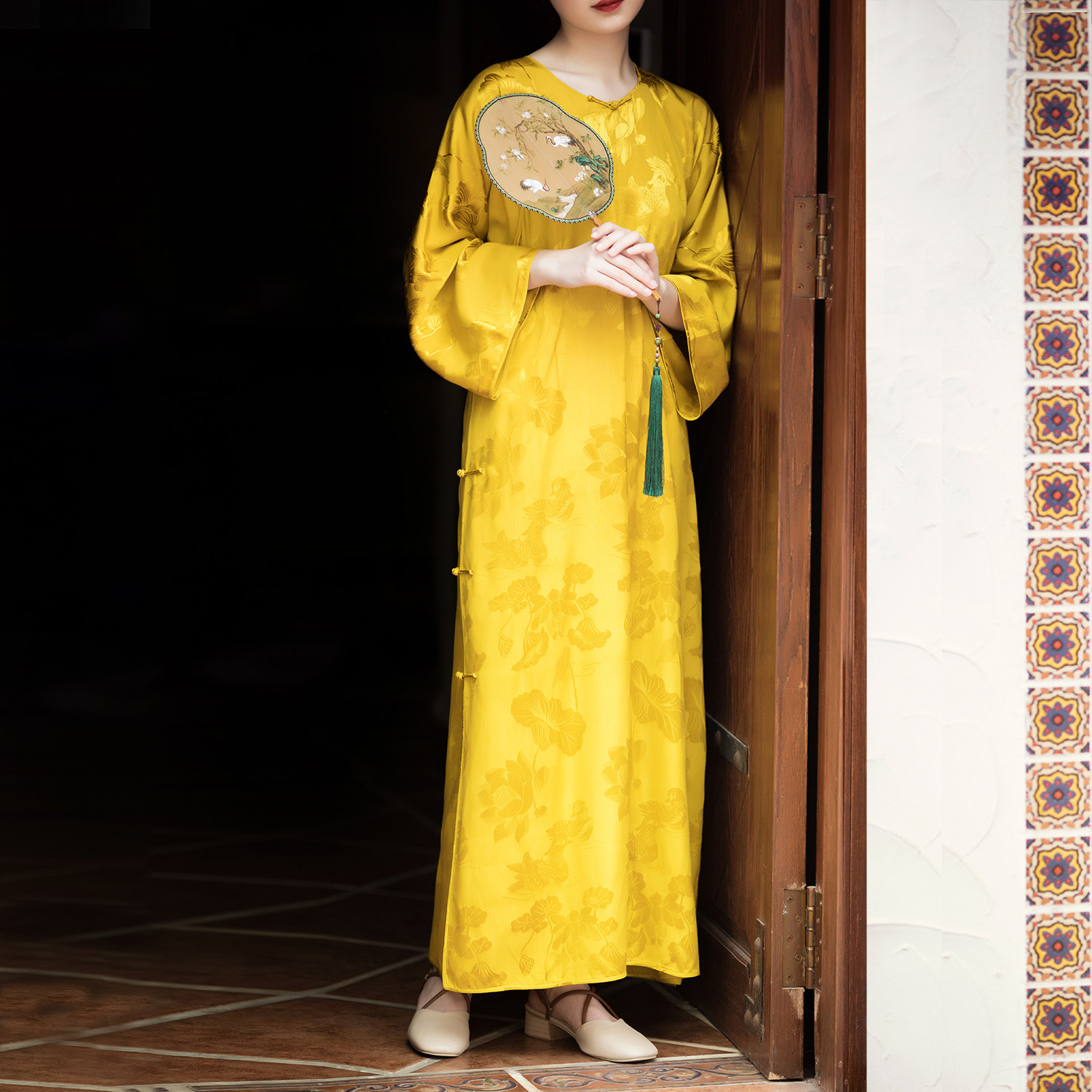 Golden Sesame Jade Leaf -- a city wind flop -- spring and summer old satin Chinese style retro Republic of China The wind is not saved in a flat and cut cheongsam