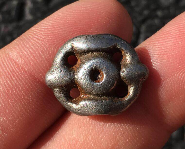 Tibet old cold iron in the period of the Republic of China Five eyes six through back cloud Tibetan Buddhist pearl pendant bag old Baozhen
