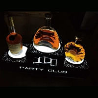 Цвет шампанского трех бутылочных вин-сидений-монохром