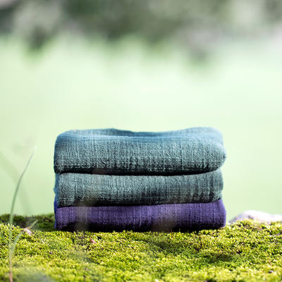 The "Hermit in the Mountains and Waters" tea scarf is a double-layer cotton and linen hand-sewn tea scarf with a plain blue and green color, of high quality and good water absorption