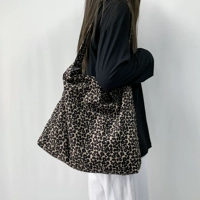 Коричневый небольшой ремешок через плечо с леопардовым принтом на молнии