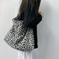 Бежевое маленькое боди через плечо с леопардовым принтом и застежкой-молнией.