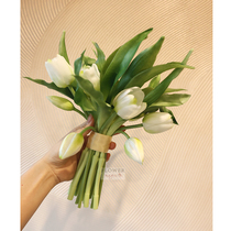 Xiao Qing fresh white tulip bride bride bride wedding dress license holding flowers with props