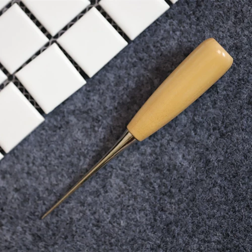 Игла из деревянного руля.