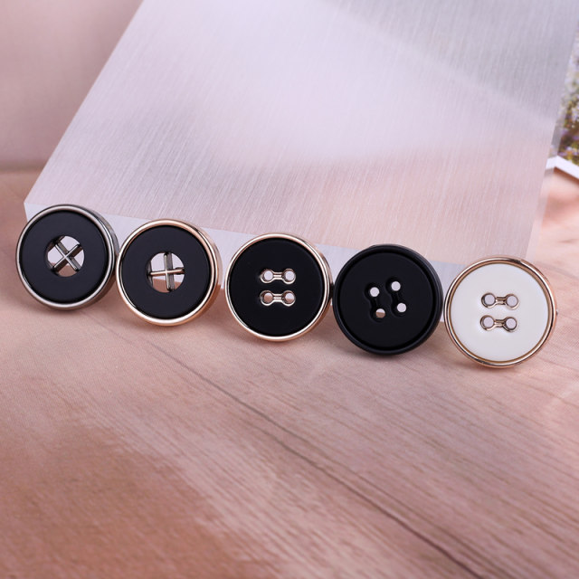 Four-eye plastic electroplated gold-edged gun black and white suit buttons, coat, windbreaker, jacket, trousers accessories buttons