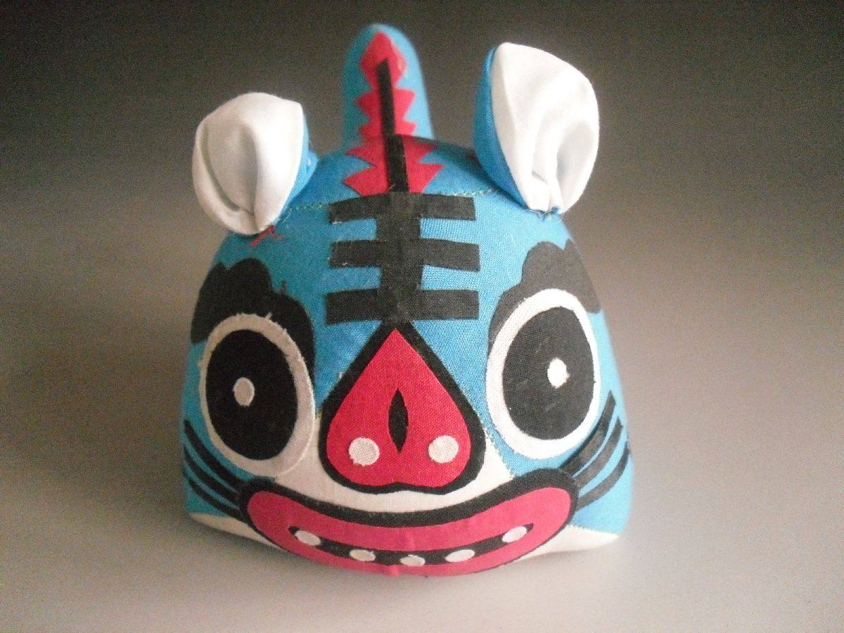 Pure hand-sewn folk crafts to send children to send foreigners medium-sized cloth tiger to go abroad special gift children's toys