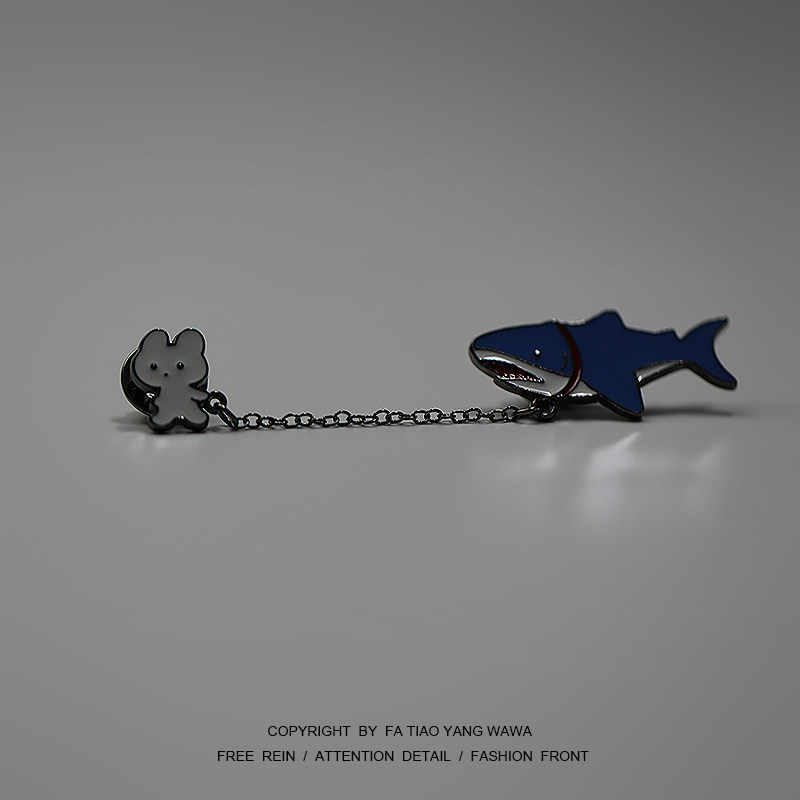 The clockwork bore the little rabbit brooch that was wearing a shark.