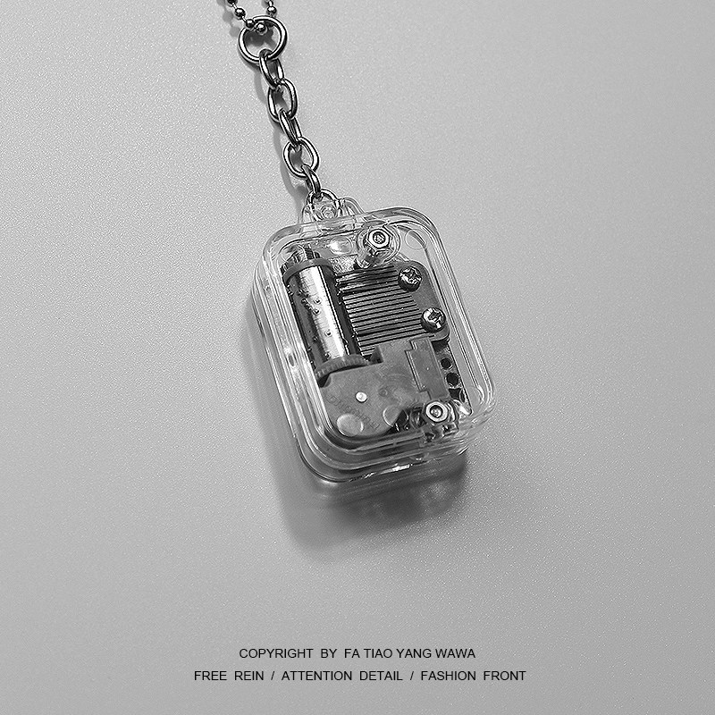 The clockwork is boring, just screw and let the sky City listen to the music box key button necklace dual-use