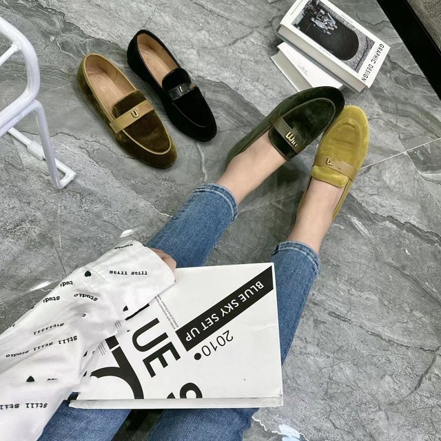 2023 Spring Festival Korean style gold velvet flat round toe scoop shoes sailing shoes single shoes fashionable and versatile casual women's slip-on shoes