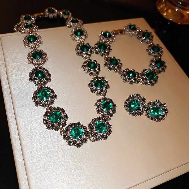 Vintage Court-Style Luxurious Emerald Green Gemstone Necklace, Bracelet, and Earring Set with Sparkling Diamonds for High-End Evening Parties