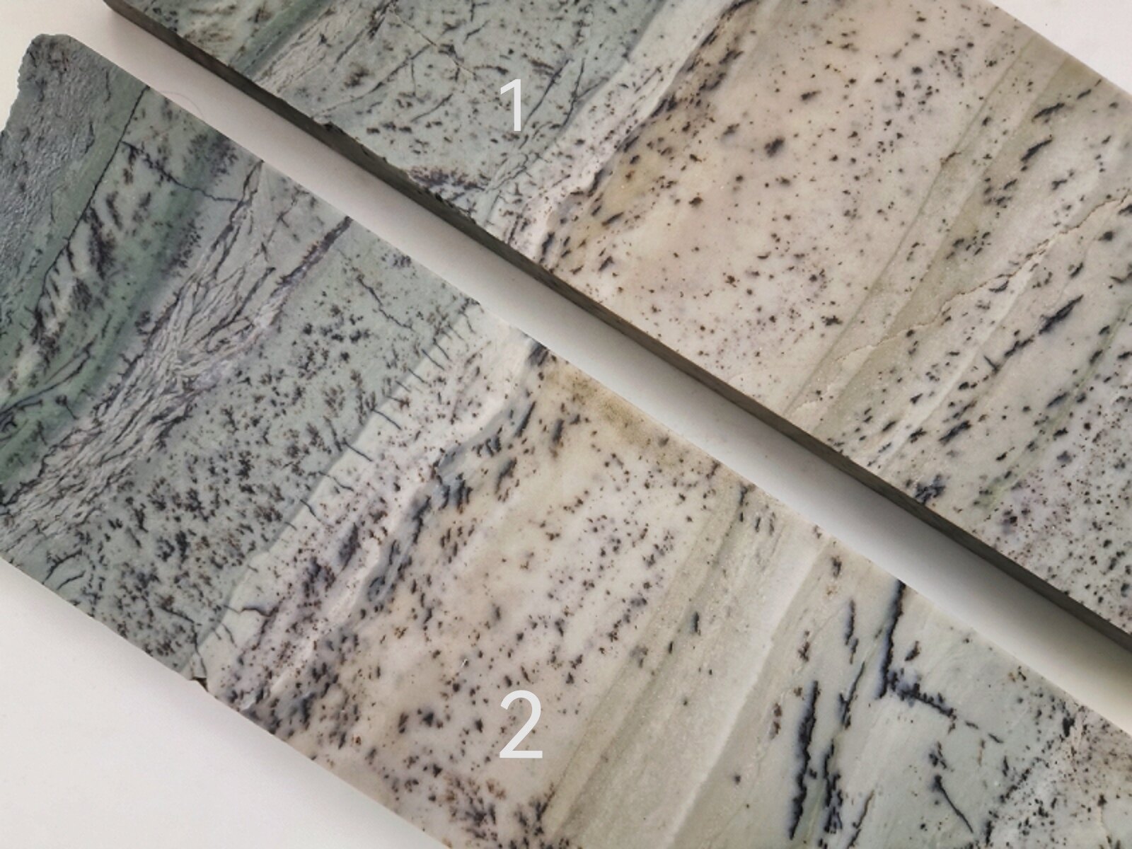 товар из китая 东北椴树林草花玉石板料手镯料摆件 绿浆料 No brand