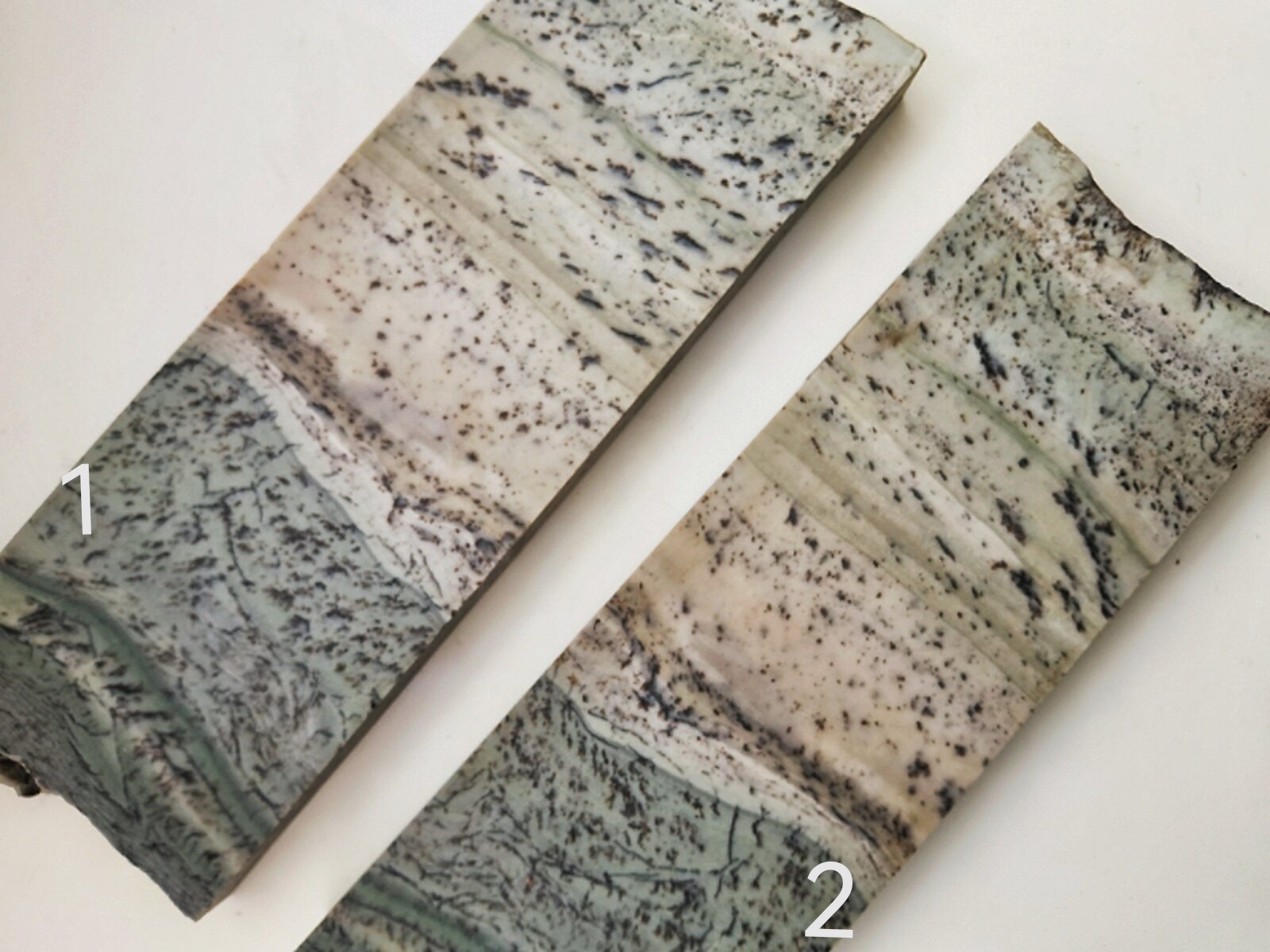 товар из китая 东北椴树林草花玉石板料手镯料摆件 绿浆料 No brand