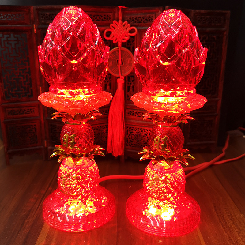 Lamps for the God of Wealth Lamps before worshiping the Buddha to attract wealth