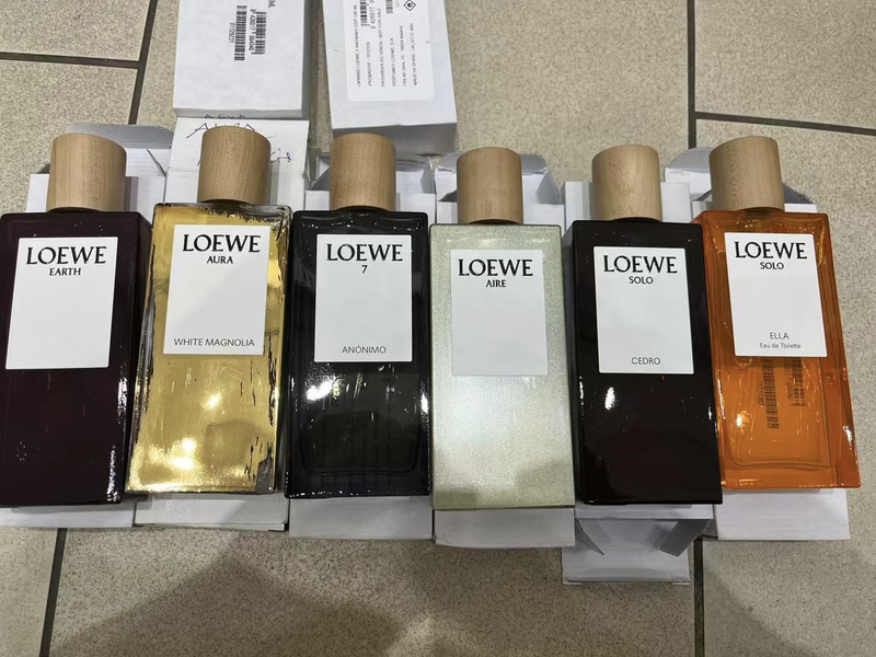 White Box Simple Packaging Loewe Black Round Tube Natural Crystal Dewdrop Cedar Solo Statement Fragrance White Box Simple Packaging Loewe Black Round Tube Natural Crystal Dewdrop Cedar Solo Statement Fragrance