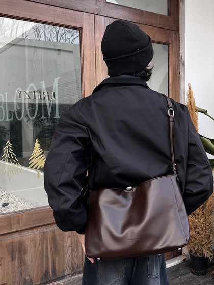 YUEN时髦松弛感ins复古单肩斜挎腋下通勤街头公文挎包手提包男女