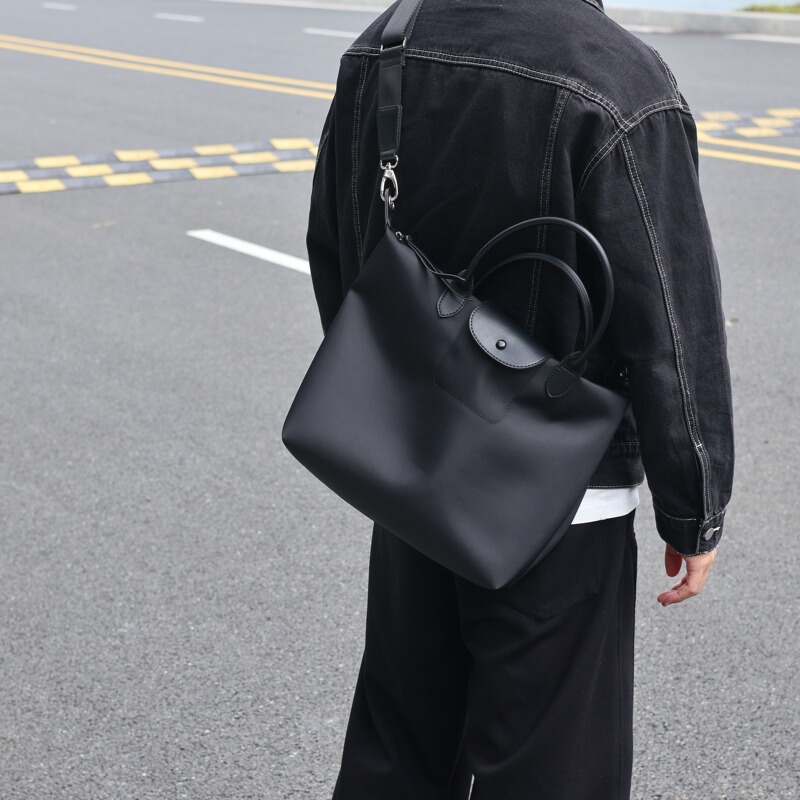 Zuoqianhu Bag Is a High-End Crossbody Dumpling Bag in Black, Unisex, Hand-Held Tote Bag, Versatile for Commuting and Casual Use Zuoqianhu Bag Is a High-End Crossbody Dumpling Bag in Black, Unisex, Hand-Held Tote Bag, Versatile for Commuting and Casual Use