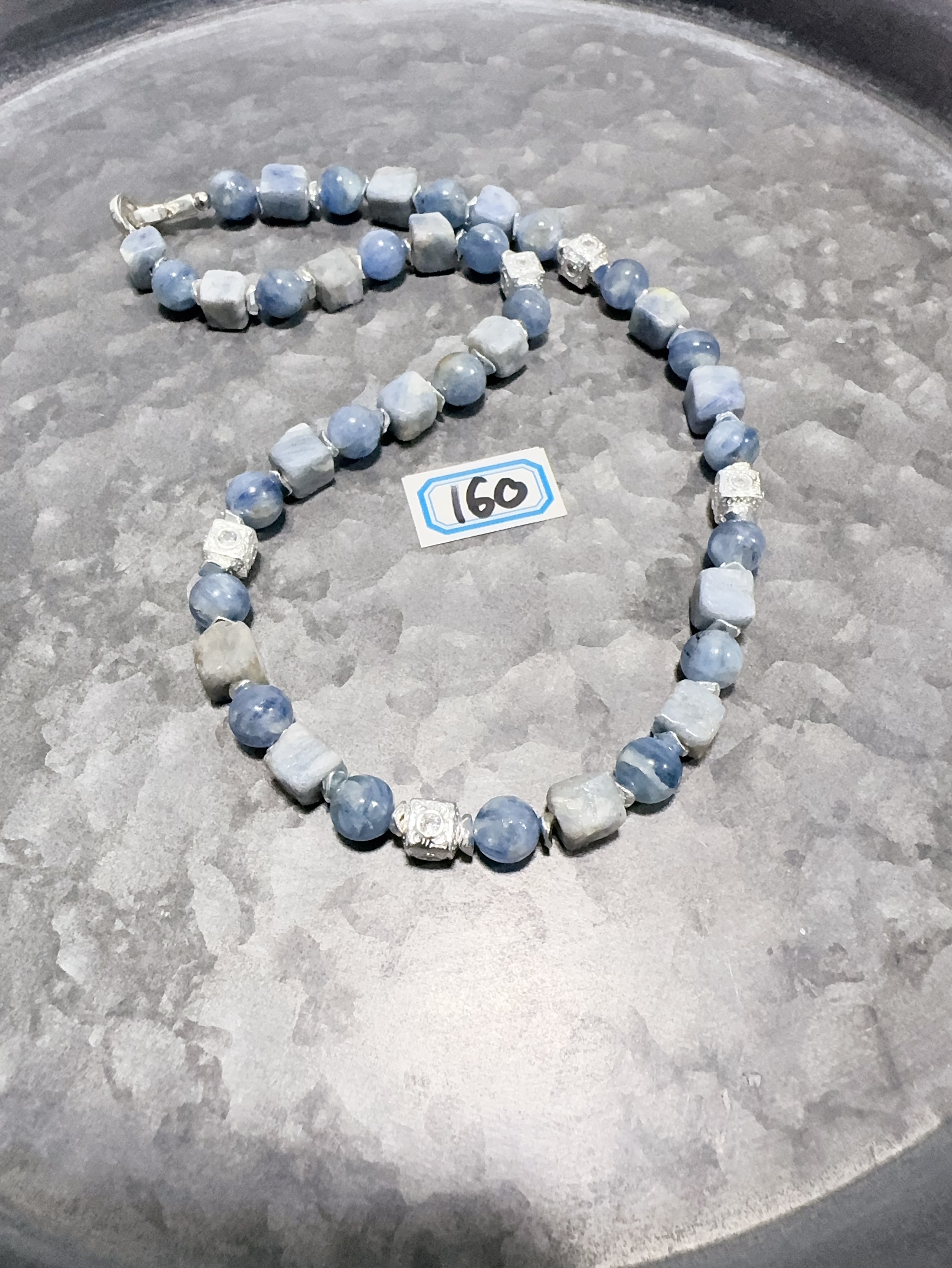 カイヤナイトネックレス