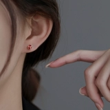 Красные небольшие дизайнерские серьги, серебро 925 пробы, 2025 года