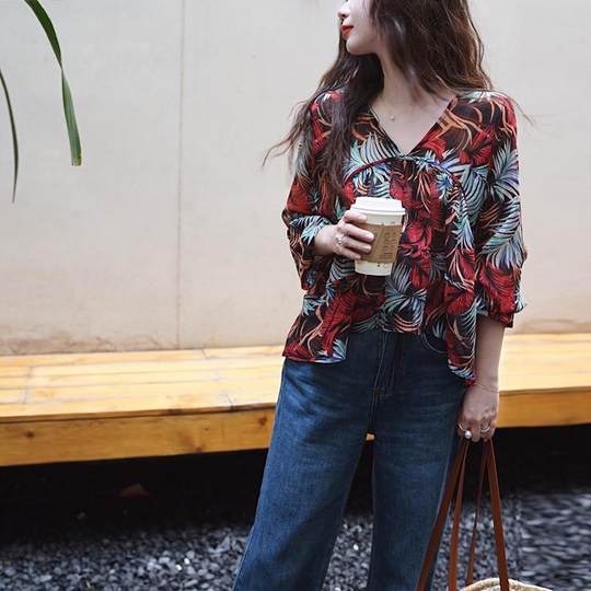 Красная блузка с защитой от солнца и тропическим принтом в стиле ретро