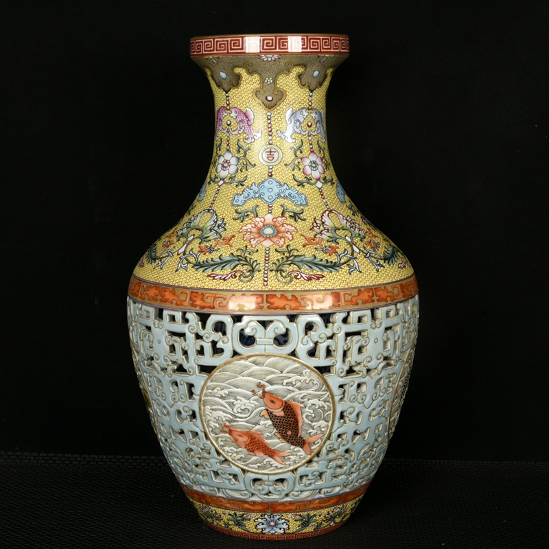 超人気 古玩古瓷器大清乾隆年制珐琅彩镂空鱼乐图瓶 工芸品
