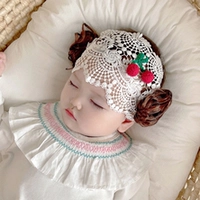 Белые волосы с вишневой моделью