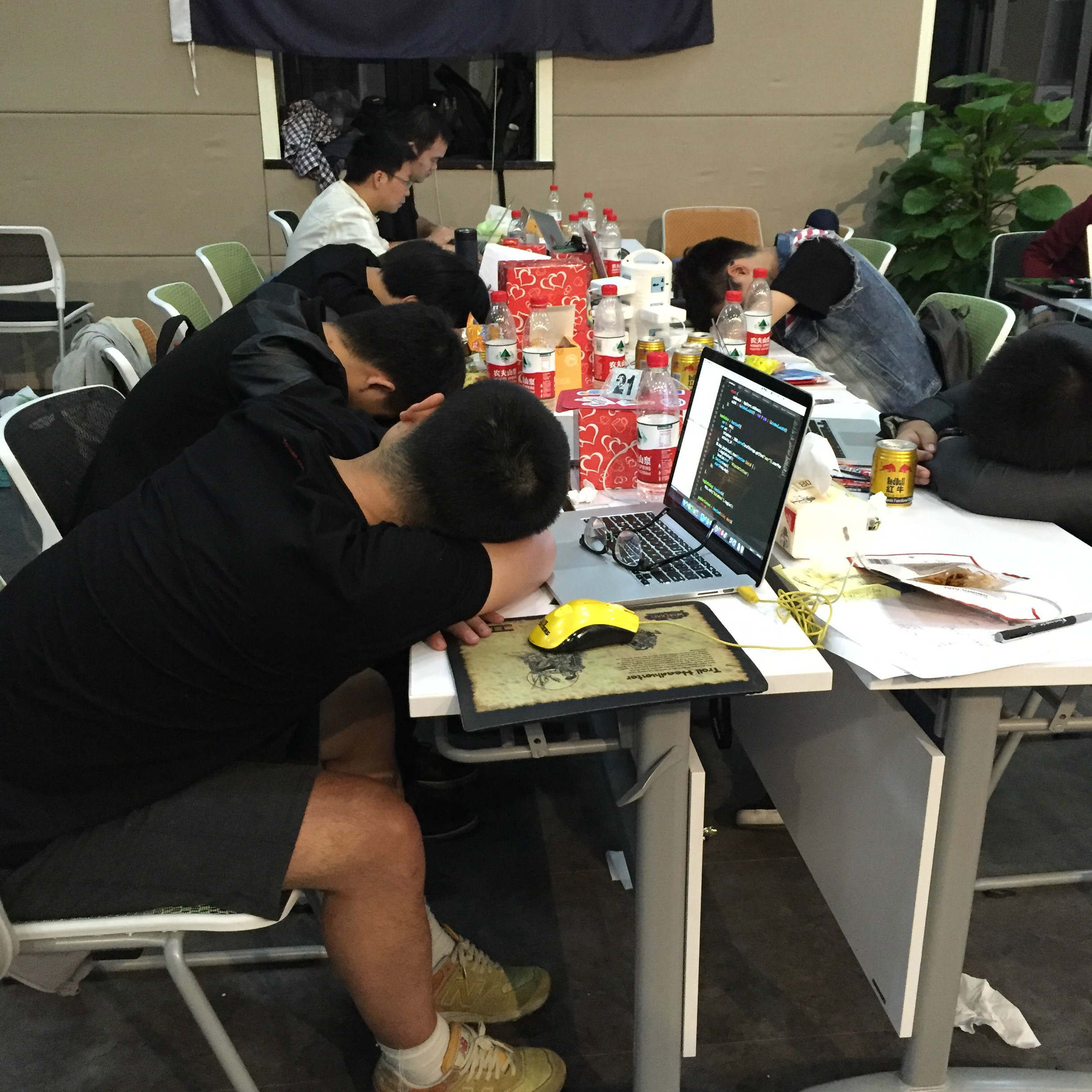 大家都睡了，但我们还在继续…