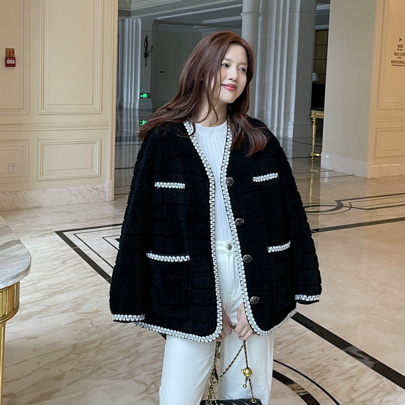 Xiaoxiangfeng lamb wool 2022 new V-neck pearl webbing high-end sheep shearling coat fur coat women's winter