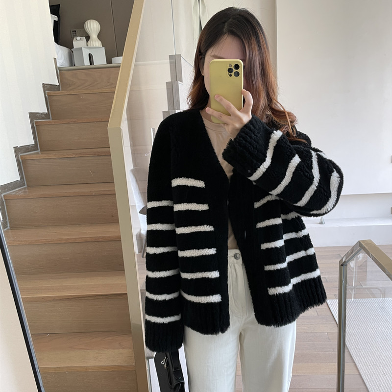 2022 new lamb wool coat female sheep shearling coat fur striped young fur mid-length winter