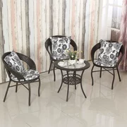 Ban công sân nhỏ bàn tròn kính cường lực wicker ghế cà phê bàn ​​cà phê kết hợp một bàn hai ghế ba năm bộ vườn