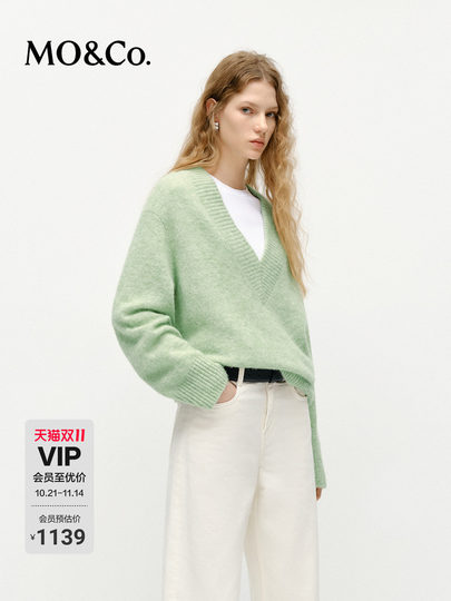 MOCO毛衣羊驼绒绵羊毛粗纺轻暖深V领宽松MBE1SWT011