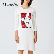 MOCO Bead thêu phim hoạt hình cổ tròn dài T-Shirt ăn mặc MA161SKT43 摩安珂