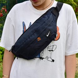 Nike ກິລາ trendy ແລະ leisure ການອອກກໍາລັງກາຍຖົງບ່າ crossbody ຖົງແອວຂະຫນາດນ້ອຍສໍາລັບຜູ້ຊາຍແລະແມ່ຍິງສີຟ້າເຂັ້ມ BZ9814-406