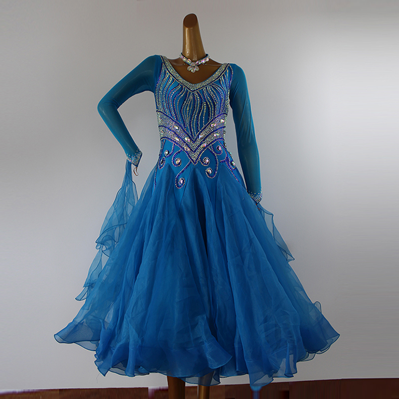 The Morden Dance is served with a Gardrill Waltz Performance suit with a big swing and a social dance competition Conserve square dance with a dress.