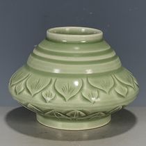 Collection of antique porcelain old kiln porcelain Song Yue kiln celadon carving lotus flat belly water bowl old kiln porcelain