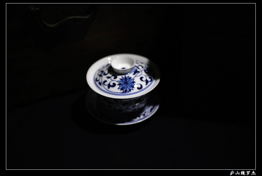 The last batch of Youju near the object got this lotus upgraded version of hand-drawn blank Wang Guilan hand-painted tangled lotus blue and white cover bowl