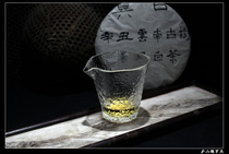 Selling paper to send 2021 true white custom Yunnan pure ancient tree Big Tree head fresh leaves withered White Tea 260 grams cake