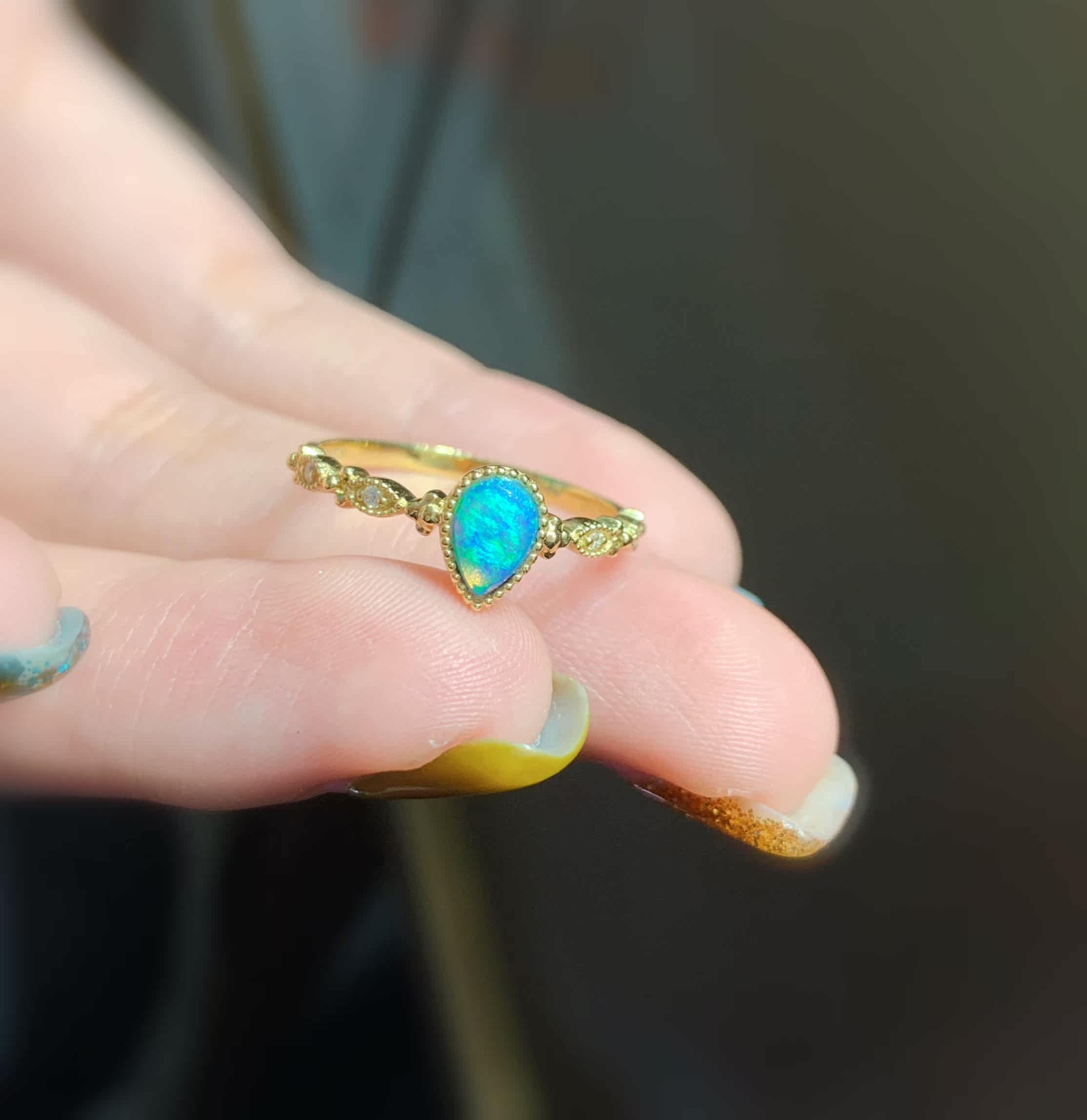 18k Gold Vintage Line Diamond Shape Australian Natural Opal Gemstone Ring Exquisite and stylish