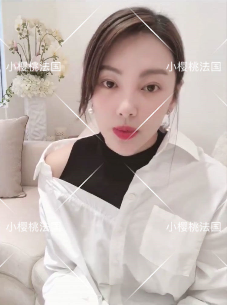 (Cherry France) Maje Zhang Yuqi Xiaohongshu the same white off-the-shoulder black shoulder-split shirt
