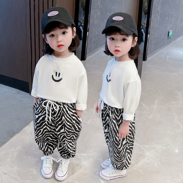 Girls spring suits 2021 new children's Korean spring clothes 1-3 years old baby girl sweater two-piece set 4