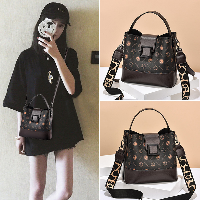 Hong Kong this year Pop Pack Bauhaus Bucket Bag Slanted Satchel 2022 New Tide Fashion Lady Single Shoulder Pet Bag