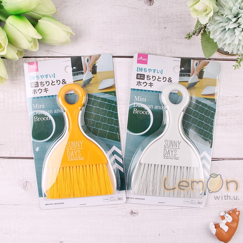 Mini desktop sweep with dustpan suit home broom children small toy dressed as home wine Japan's big startup DAISO