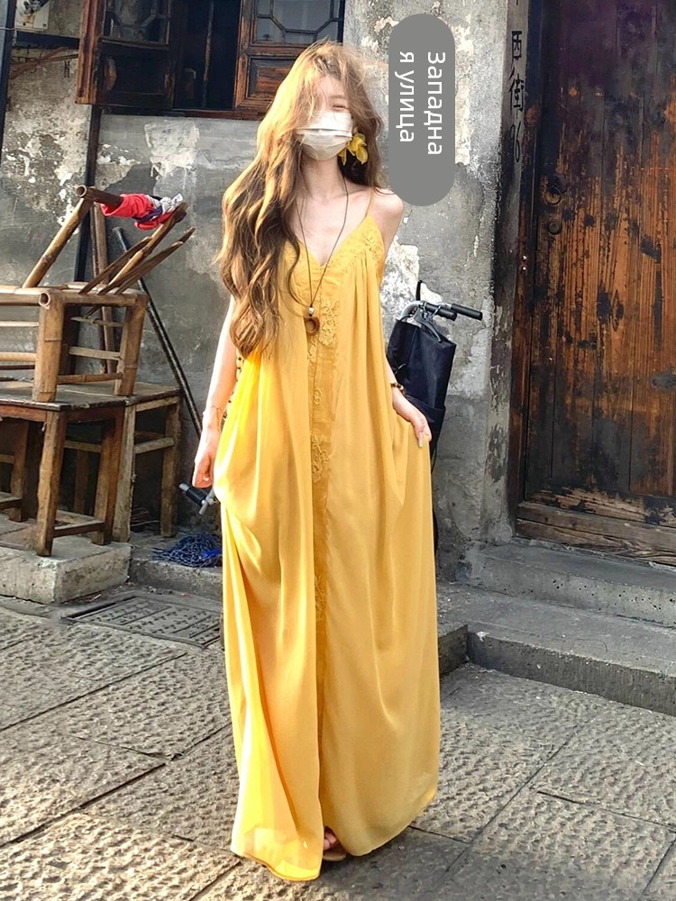 法式黄色吊带连衣裙子女夏季2025新款爆款小个子绝美度假露背长裙